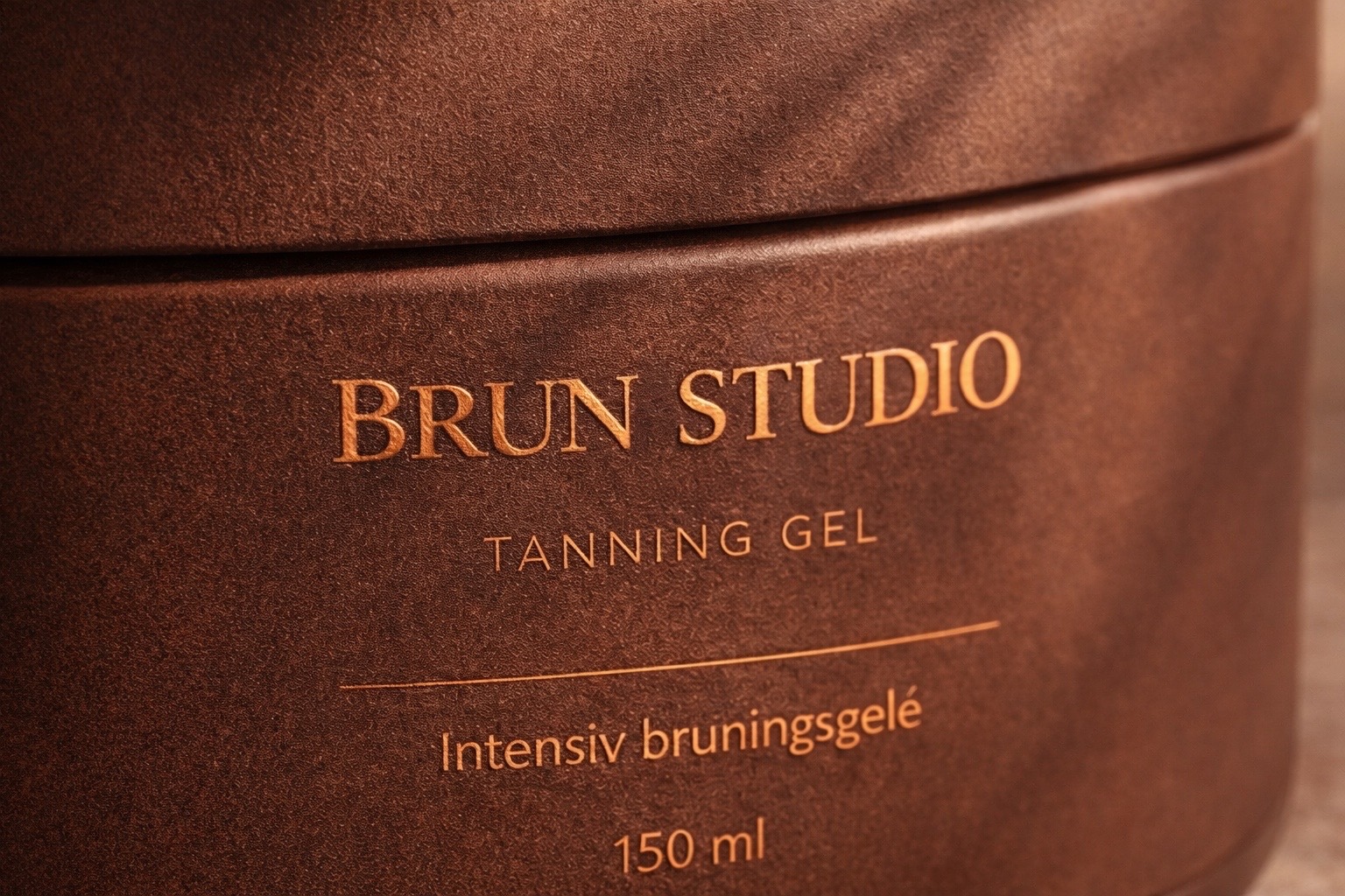 Brun Studio hero med tanning gel